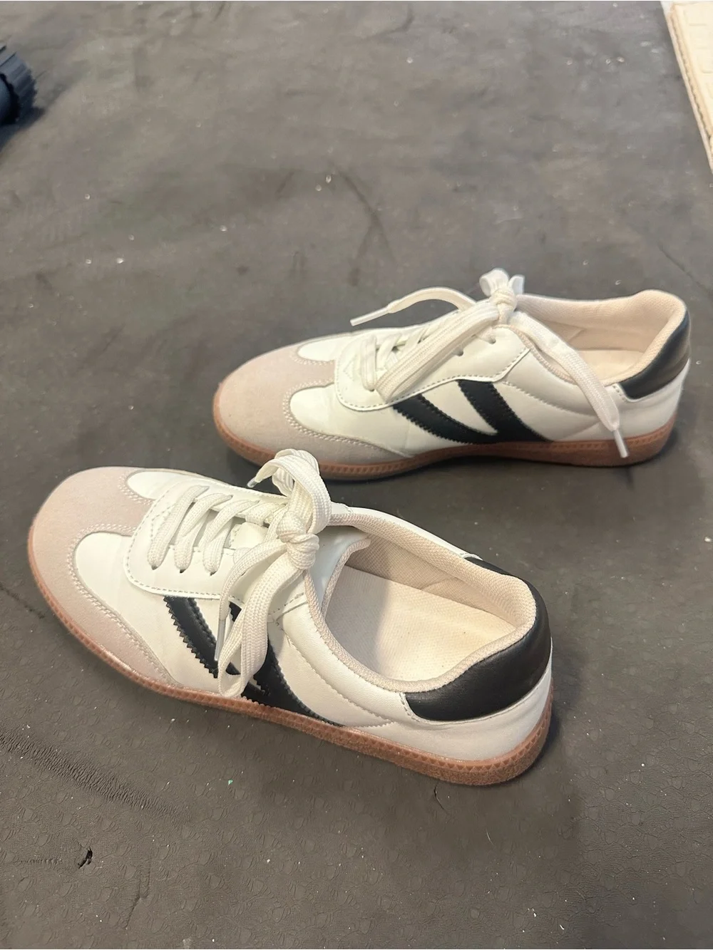 Retro-Inspired White Sneakers with Black Stripes and Gum Sole